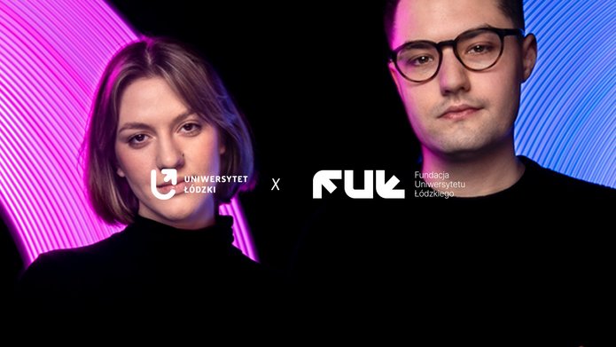 Grafika przedstawia dwie młode osoby na ciemnym tle. Po lewej stronie widoczna jest kobieta z krótkimi, jasnymi włosami, ubrana na czarno, o neutralnym wyrazie twarzy. Za nią znajduje się półokrągły, świetlny element w odcieniach różu i fioletu. Na wysokości jej twarzy umieszczono logo Uniwersytetu Łódzkiego. Po prawej stronie widoczny jest mężczyzna z krótkimi włosami, w okularach, również ubrany na czarno, na tle niebiesko-fioletowego, świetlnego półokręgu. Obok niego znajduje się logo FUK – Fundacji Uniwersytetu Łódzkiego. Pomiędzy logotypami umieszczono znak „X”, wskazujący na współpracę obu instytucji.