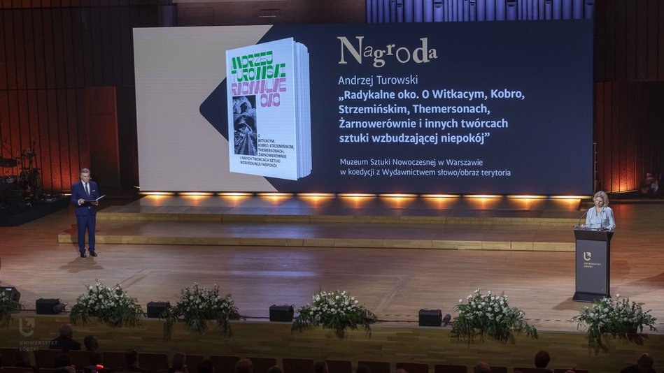 Katarzyna Szotkowska-Beylin, redaktorka naczelna Wydawnictwa Muzeum Sztuki Nowoczesnej w Warszawie, reprezentująca laureata na gali czyta list od prof. Andrzeja Turowskiego