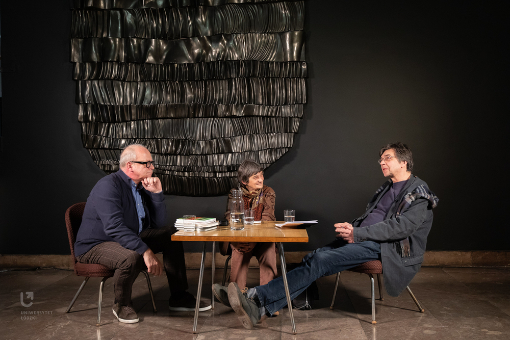 zdjęcie ze spotkania, przy stoliku siedzą: Jerzy Jarniewicz, Elżbieta Tabakowska i Maciej Świerkocki