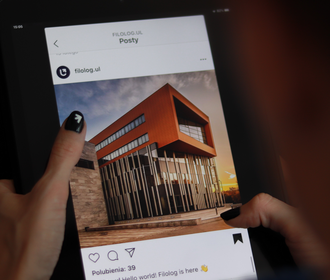 Tablet z odpalonym Instagramem