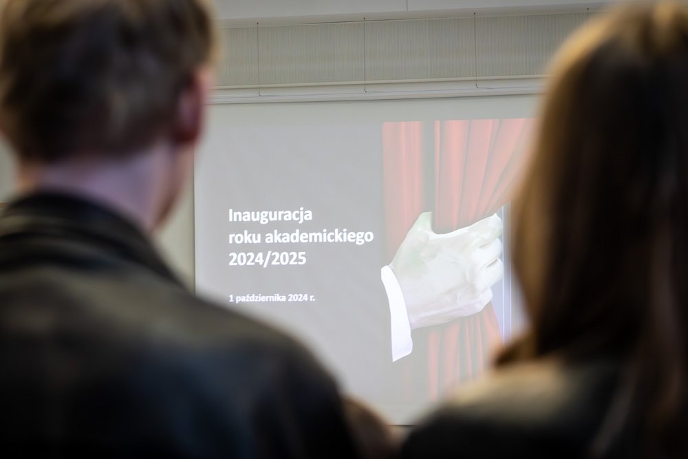 Prezentacja inauguracyjna wyświetlona na ekranie