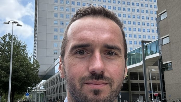 Prof. Kobierecki przed budynkiem Uniwersytetu Erazma w Rotterdamie