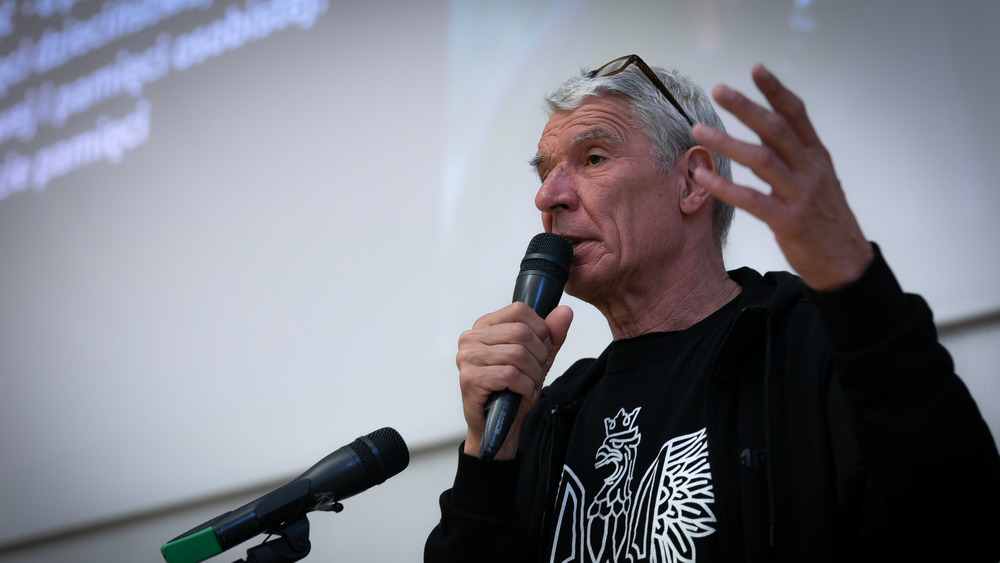 Andrzej Stasiuk podczas wykładu - zbliżenie 