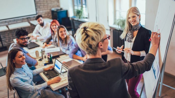 Ludzie biorący udział w szkoleniu