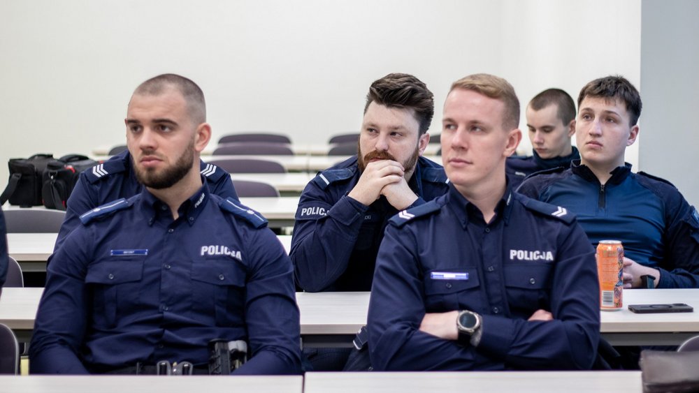 policjanci w sali wykładowej
