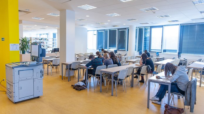 wnętrze biblioteki