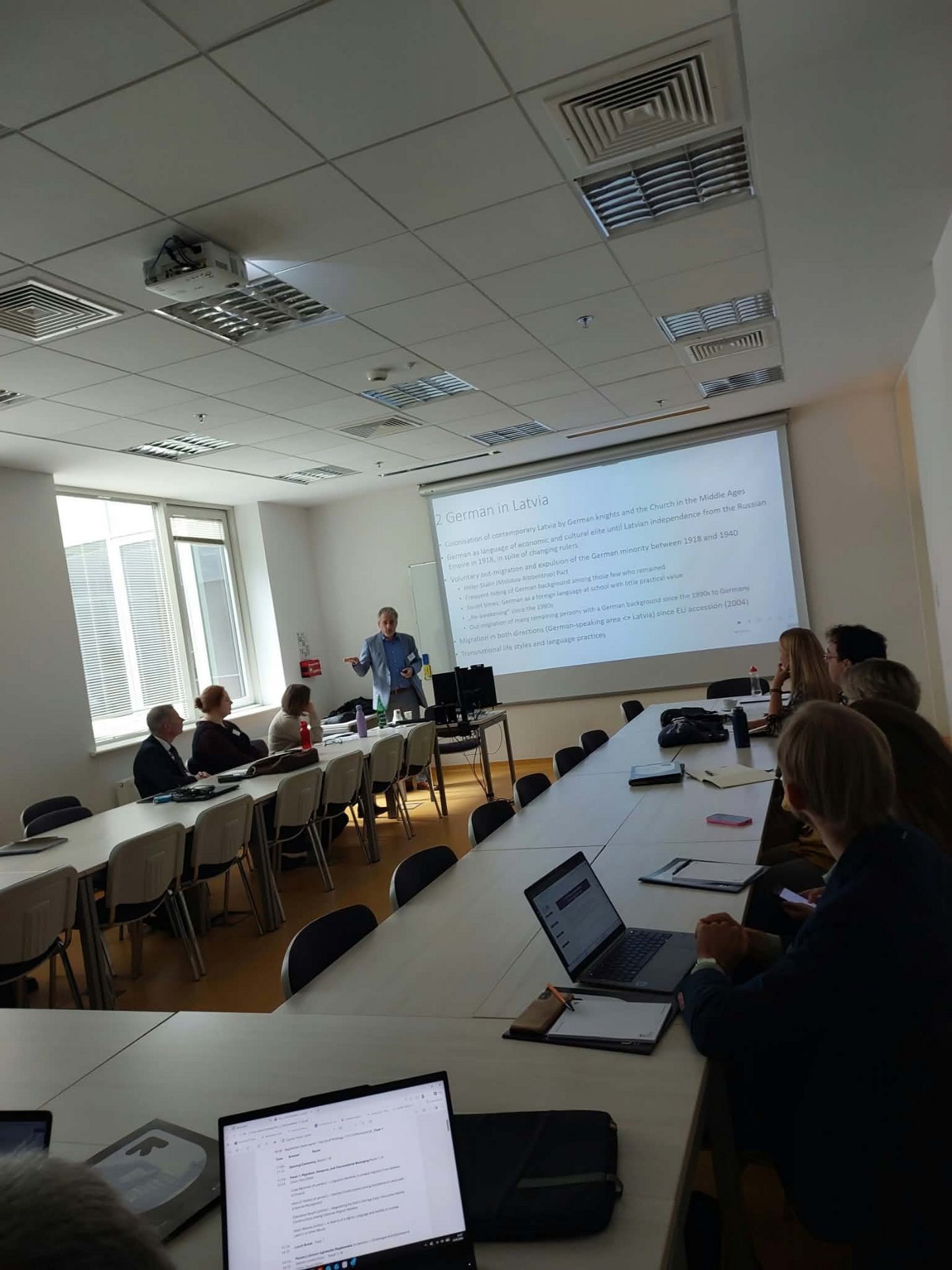 uczestnicy konferencji w sali