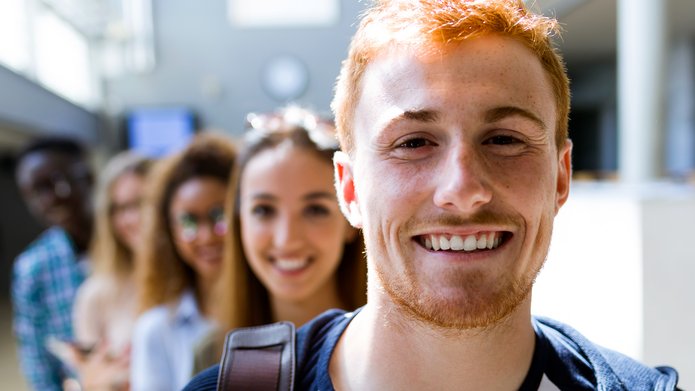 grupa studentów patrząca w obiektyw