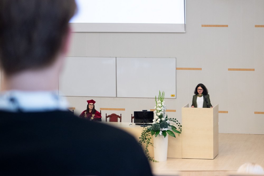 Prof. Beata Grochala wygłaszająca wykład