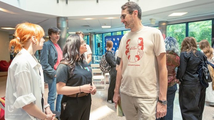 Rektor UŁ z osobami studiującymi
