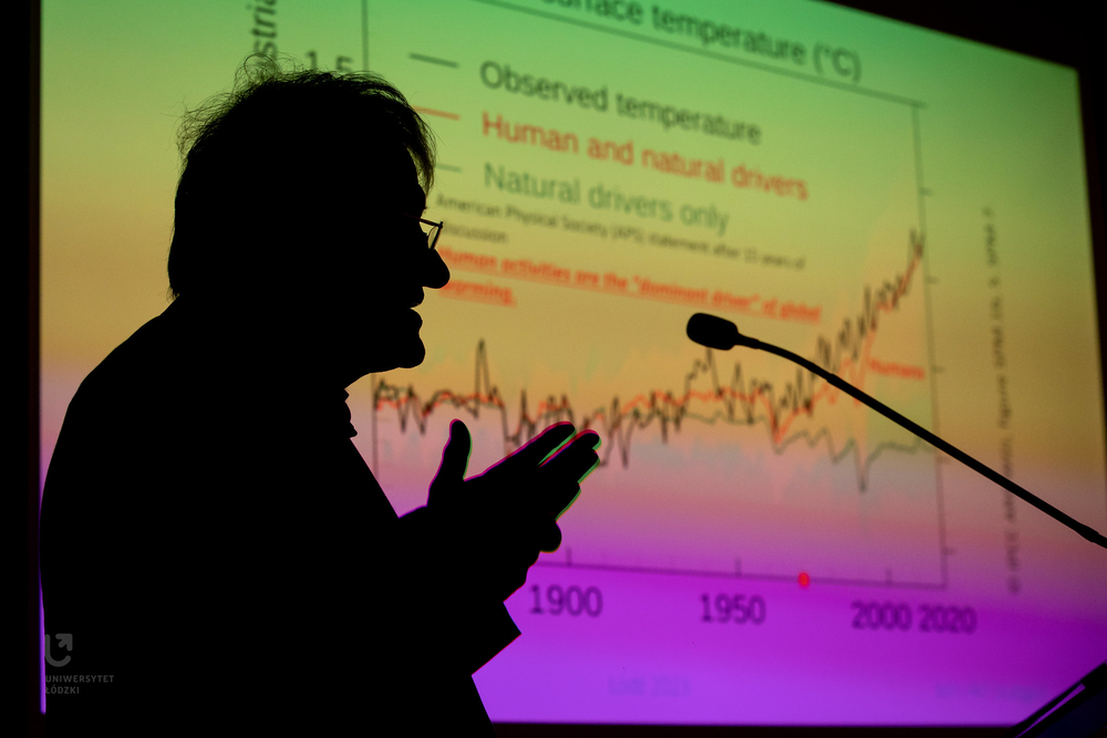 prof. Klausa von Klitzinga na tle wykresu o wzroście temperatury na świecie