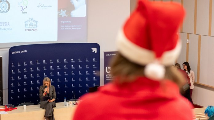 lektorka czytająca tekst