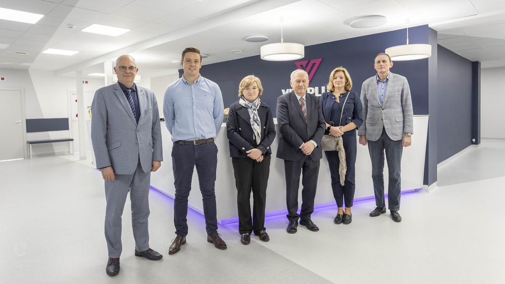 zdjęcie w otwartym centrum medycznym kolejno prof. Robert Zakrzewski, dr Piotr Rościszewski, prof. Elżbieta Żądzińska, Kamilla Szcześniak, Jan Rydz, dr Jarosław Grabarczyk
