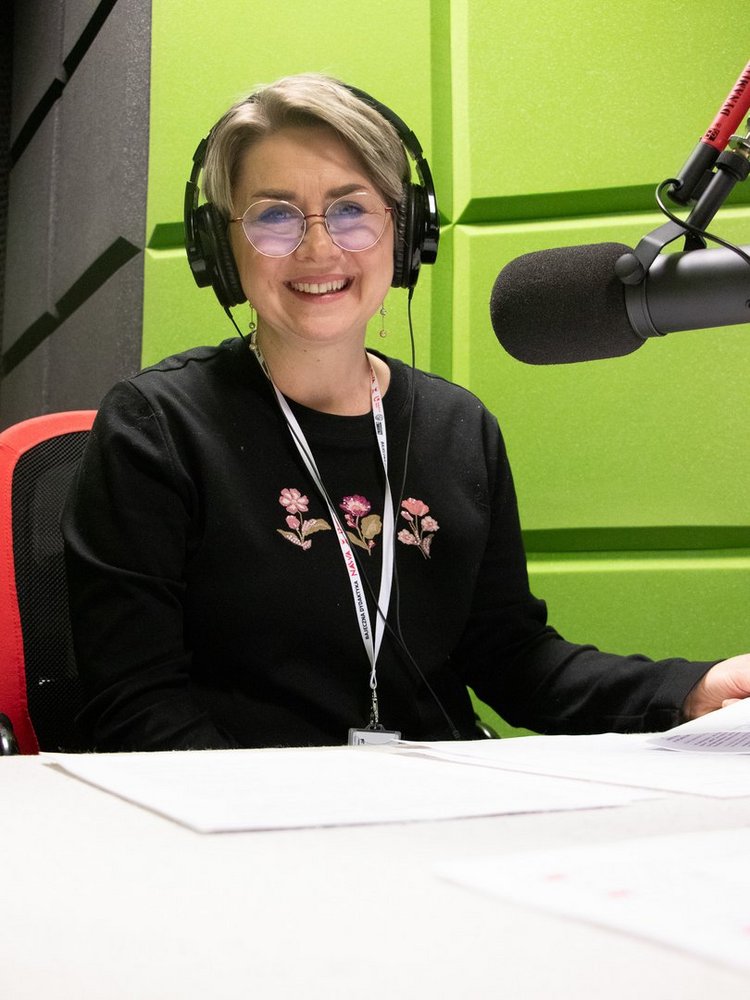 dr Agnieszka Kowalkiewicz-Kulesza w studiu radiowym