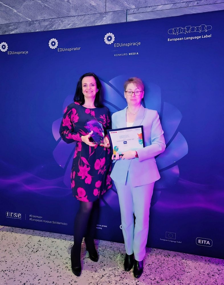 dr Monika Tosik i prorektor dr hab. Małgorzata Wrzesień, prof. UŁ