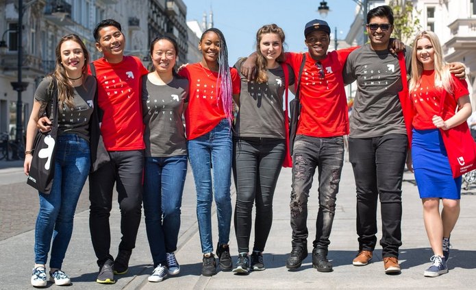 grupa międzynarodowych studentów na Piotrkowskiej