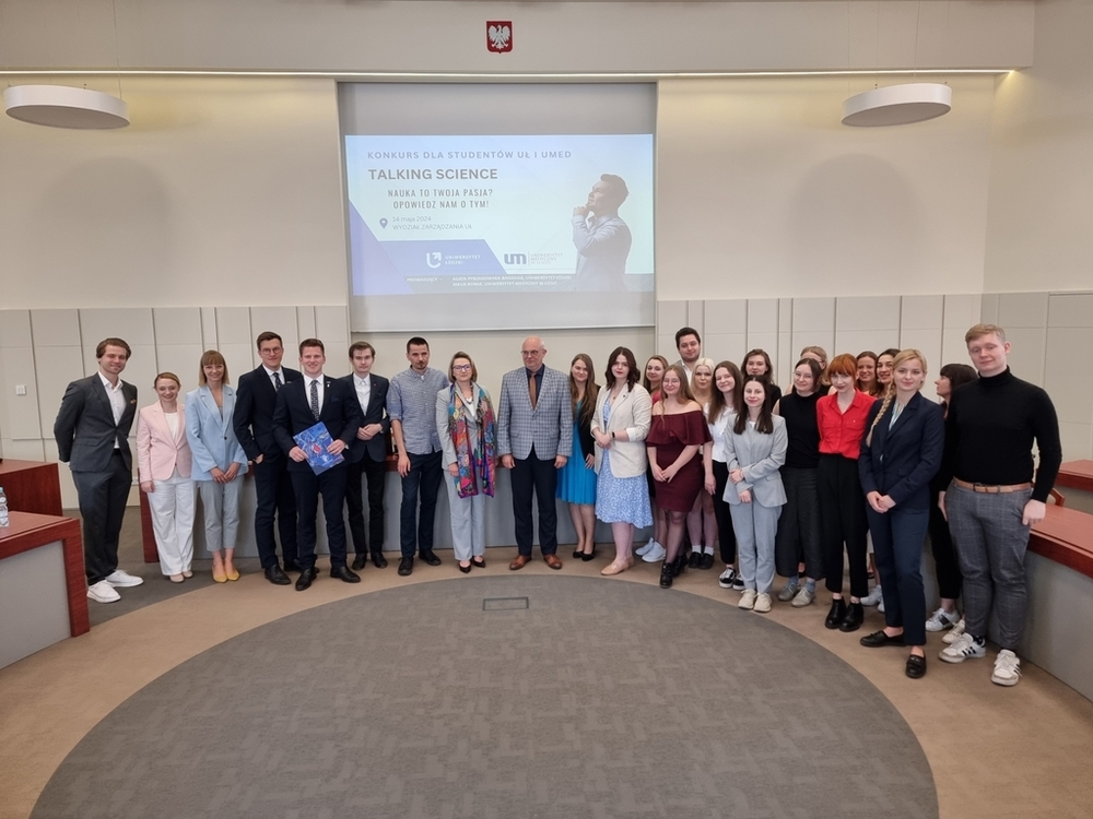 Zdjęcie grupowe studentek i studentów