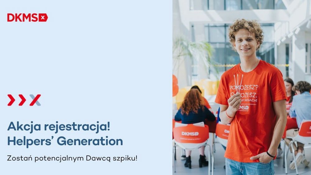 Młody człowiek trzyma w ręku patyczek higieniczny do pobrania wymazu z policzka