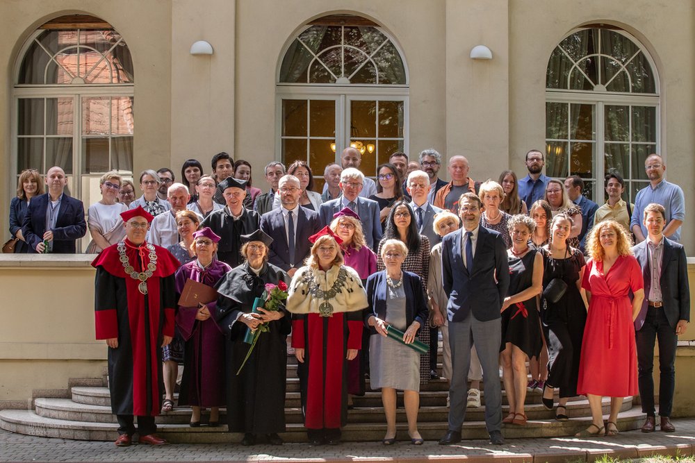 zdjęcie grupowe przed Pałacem Biedermanna z rektor UŁ