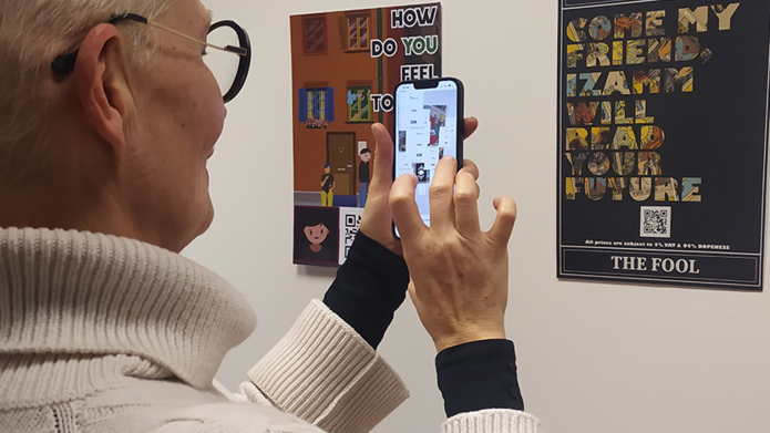 Osoba skanjująca kod QR