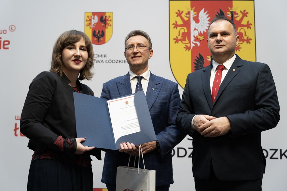 zdjęcie przedstawia p. Gabrielę Łukasiewicz odbierającą nagrodę