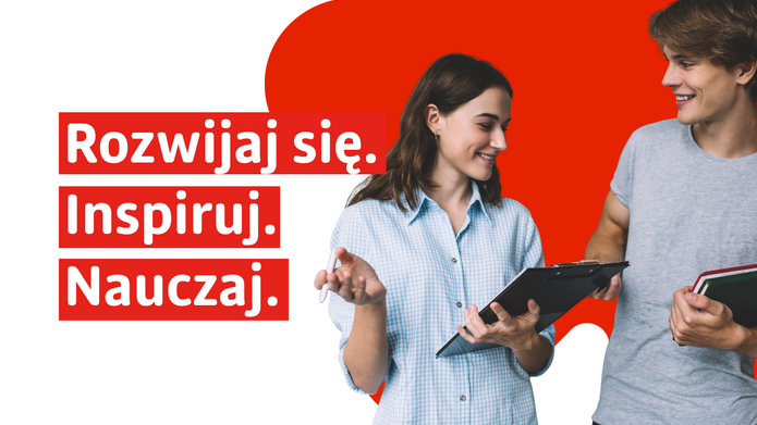 Grafika promująca program „Aktywni”. Po lewej stronie, na jasnym tle, umieszczono trzy hasła zapisane dużą białą czcionką na czerwonych polach: „Rozwijaj się.”, „Inspiruj.” i „Nauczaj.” Po prawej stronie widoczne są dwie osoby rozmawiające – jedna trzyma tablet i gestykuluje dłonią, druga trzyma zeszyty. W tle znajduje się duży czerwony element graficzny w kształcie zaokrąglonej strzałki. Całość ma nowoczesny, minimalistyczny charakter i utrzymana jest w czerwono-białej identyfikacji wizualnej.
