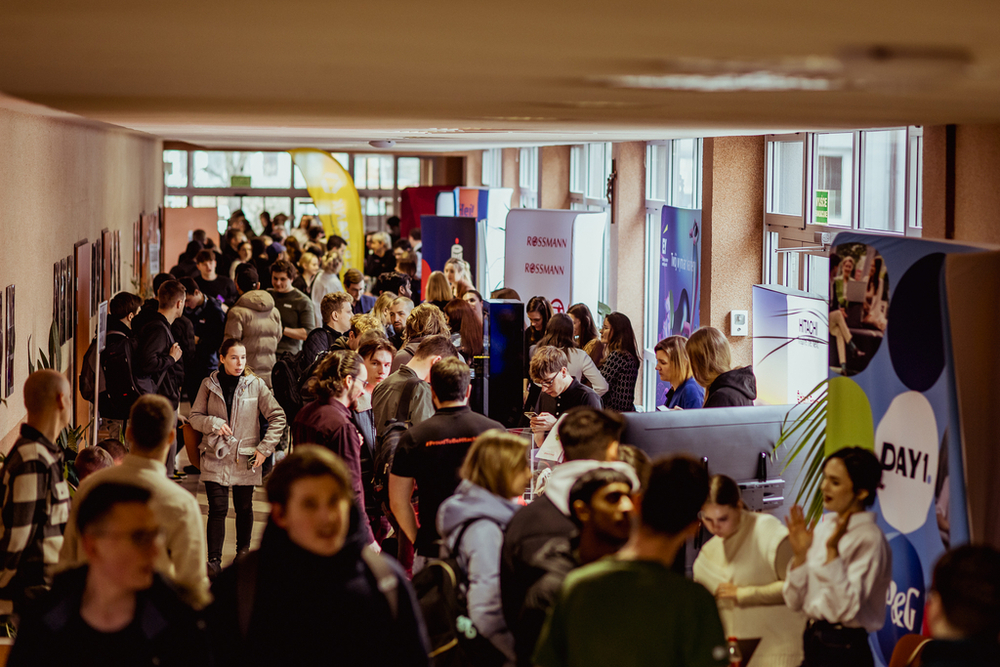 studenci i wystawcy podczas WorkShow 2024