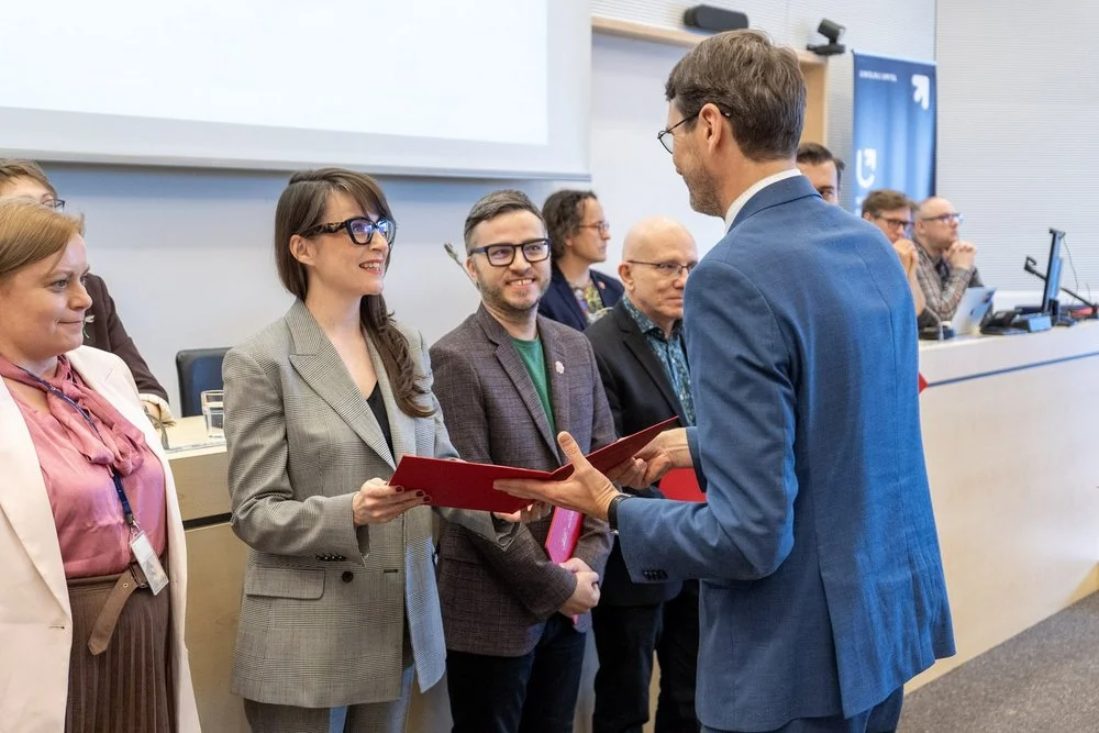 dr Agata Handley odbierająca nagrodę