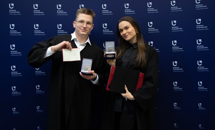 Absolwenci na tle wydziałowej ścianki