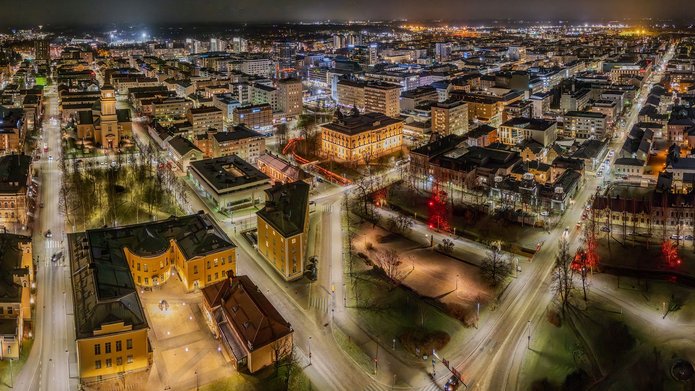 Oulu nocą z lotu ptaka