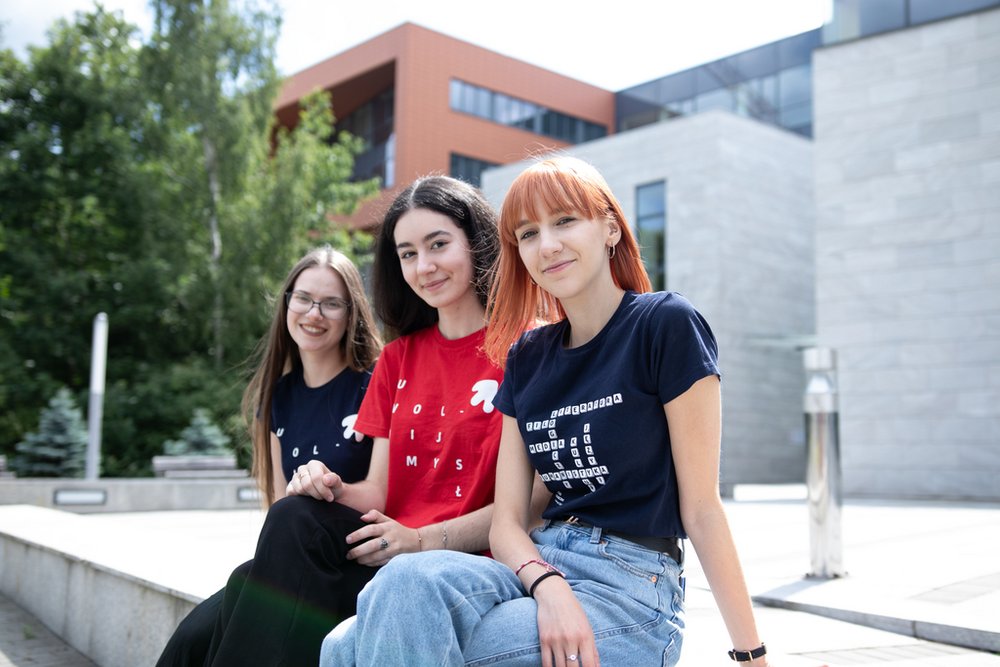 STudentki przed wydziałem