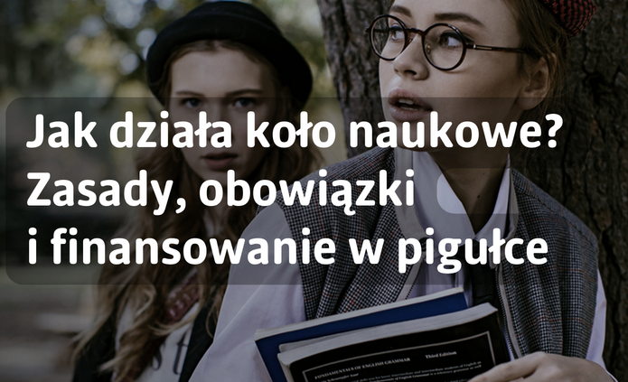 Grafika informacyjna z dużym, białym napisem: „Jak działa koło naukowe? Zasady, obowiązki i finansowanie w pigułce” umieszczonym na półprzezroczystym, ciemnym tle. W tle widoczne są dwie młode kobiety stojące przy drzewie w plenerze. Jedna z nich, w okularach, trzyma książki i patrzy w bok, druga stoi nieco za nią. Całość utrzymana jest w stonowanej kolorystyce z rozmytym tłem przyrody.