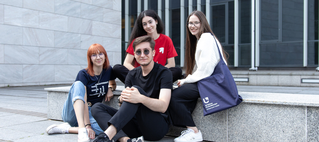 studenci przed budynkiem wydziału