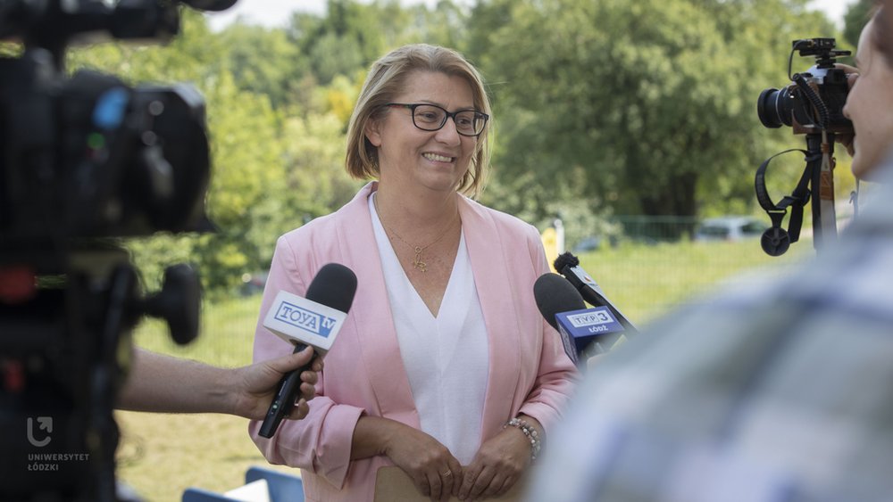 Dzieci malują projekty kartek na potrzeby akcji UŁ "Za kwiaty dziękujemy"