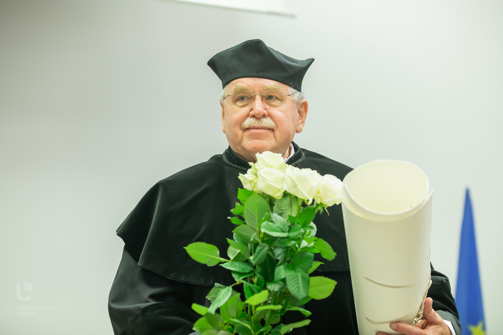 prof. Maciej Henneberg w todze