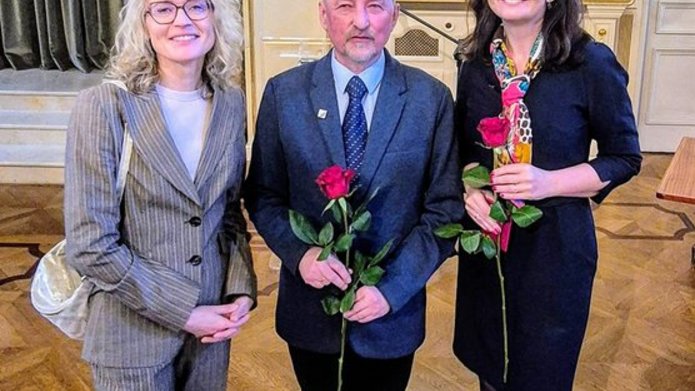 laureaci wyróżnień z Panią Prodziekan prof. Ewą Kobyłęcką-Piwońską