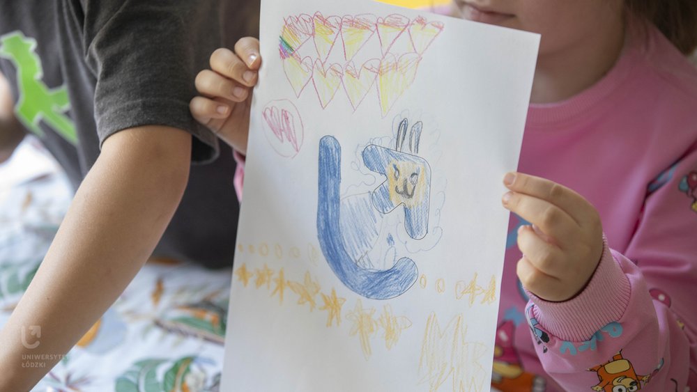 Dzieci malują projekty kartek na potrzeby akcji UŁ "Za kwiaty dziękujemy"