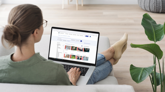 Kobieta siedząca przed komputerem