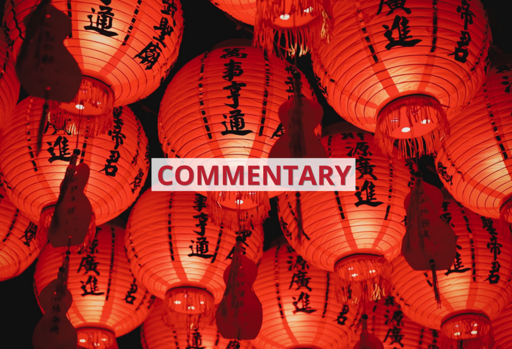 Wiele czerwonych latarni we wschodnioazjatyckim stylu z napisem ‘commentary’/ Lots of red lanterns in East Asian style with the inscription 'commentary'