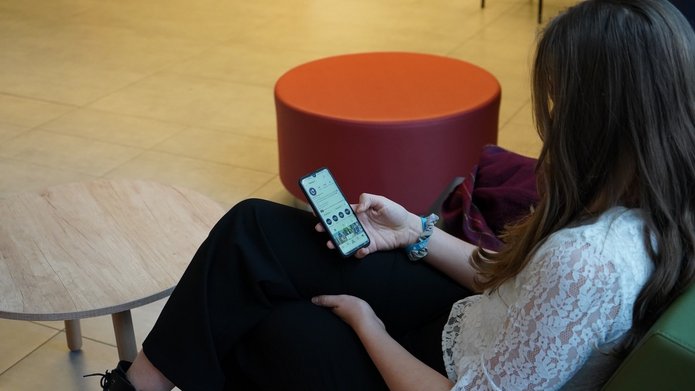 studentka z telefonem