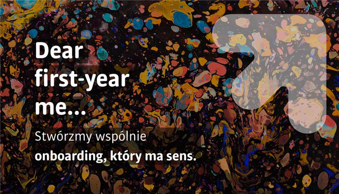 Grafika z abstrakcyjnym, kolorowym tłem przypominającym rozlane farby w różnych barwach. Po lewej stronie widnieje napis: „Dear first-year me…”. Poniżej znajduje się tekst w języku polskim: „Stwórzmy wspólnie onboarding, który ma sens.”. W prawym górnym rogu umieszczono półprzezroczysty symbol strzałki skierowanej w górę.