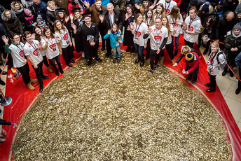Studenci UŁ ze Sztabu SKN Inwestor stojący z Władzami UŁ przy sercu ułożonym ze złotych monet
