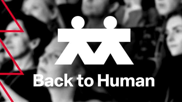 Grafika promocyjna wydarzenia TEDx University of Lodz. Po lewej stronie białe tło z logo “TEDx University of Lodz” na górze, poniżej duży tekst „Zasiądź na widowni TEDx!” oraz podpisa “I posłuchaj Speakerów jako pierwszy/a!”; u dołu kolorowy baner z hasłem „LICZBA MIEJSC OGRANICZONA!” oraz logotypy partnerów (miasto Łódź, Młodzi w Łodzi, Centrum OPUS). Po prawej stronie czarno-biała, lekko rozmyta fotografia publiczności, na nią nałożono biały napis „Back to Human” oraz stylizowany symbol dwóch osób trzymających się za ręce. W rogu dolnym po prawej: data „19 X 2025” i lokalizacja „Monopolis Łódź”.