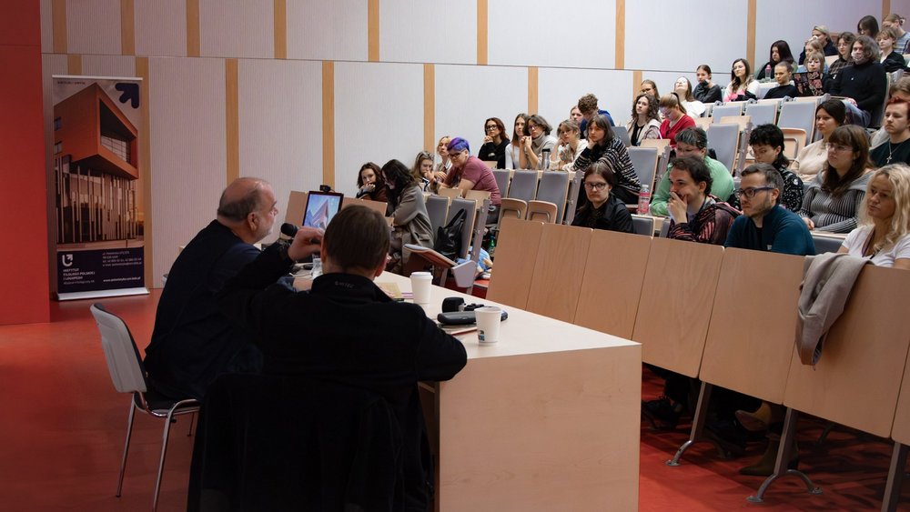 publiczność na spotkaniu z Peterem Gizzim