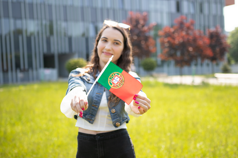 Studentka z flagą portugalską