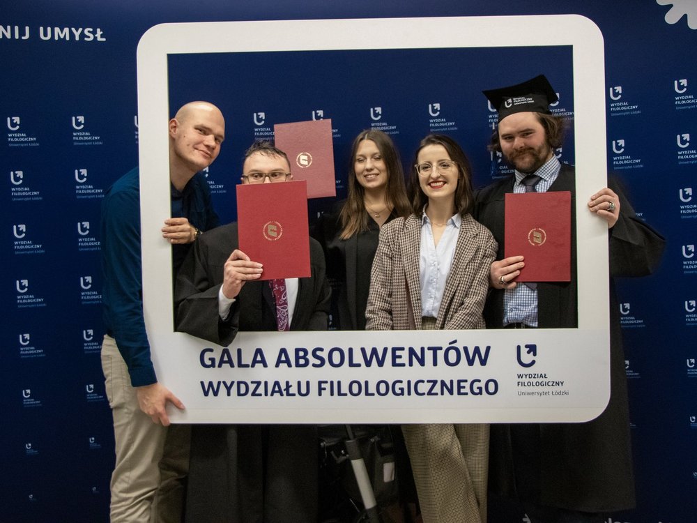 zdjęcie absolwentów w okolicznościowej ramce