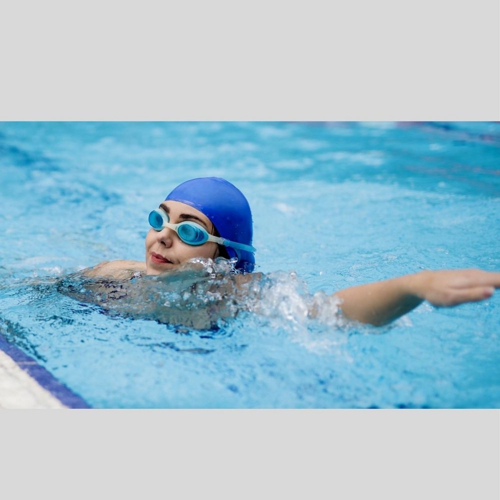 Zdjęcie studentki na pływalni