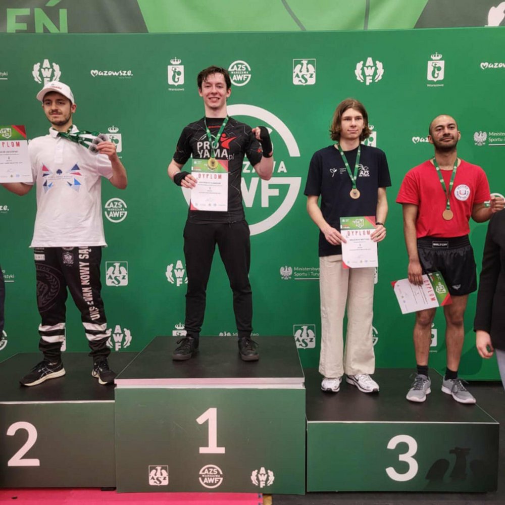 Student Kacper Stelmasiak na najwyższym stopniu podium