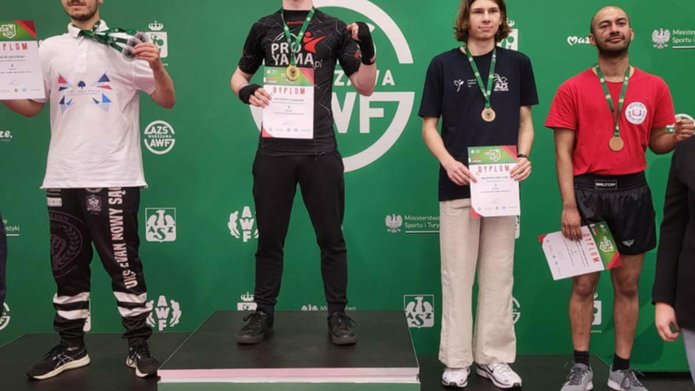 Student Kacper Stelmasiak na najwyższym stopniu podium