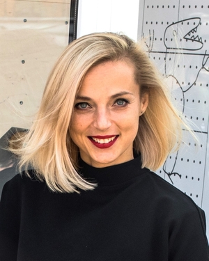 zdjęcie Marty Nowackiej, młodej kobiety o blond włosach